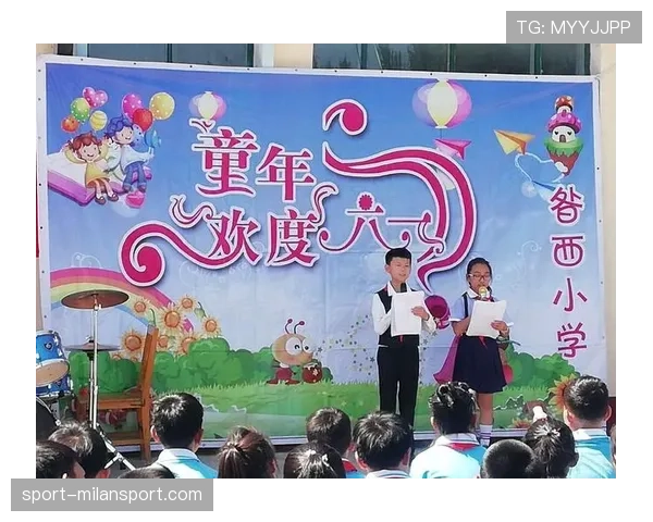 耐克集团CEO贺雁峰到访清华大学 出席西大操场换新仪式