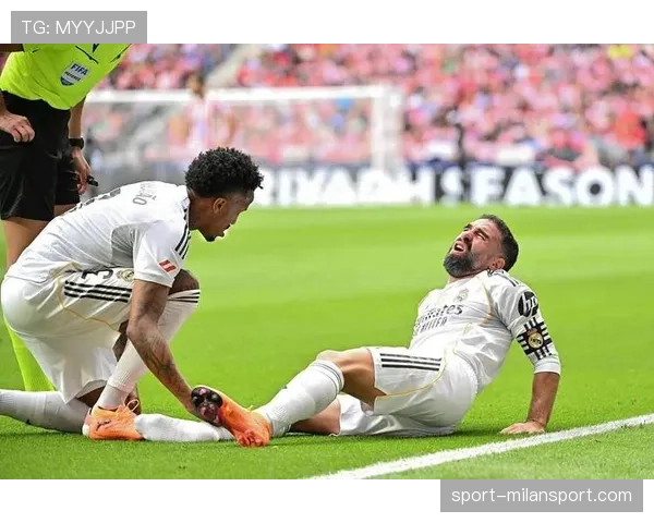 马竞控球阶段阵型保持紧凑 双后腰保护防线避免反击威胁